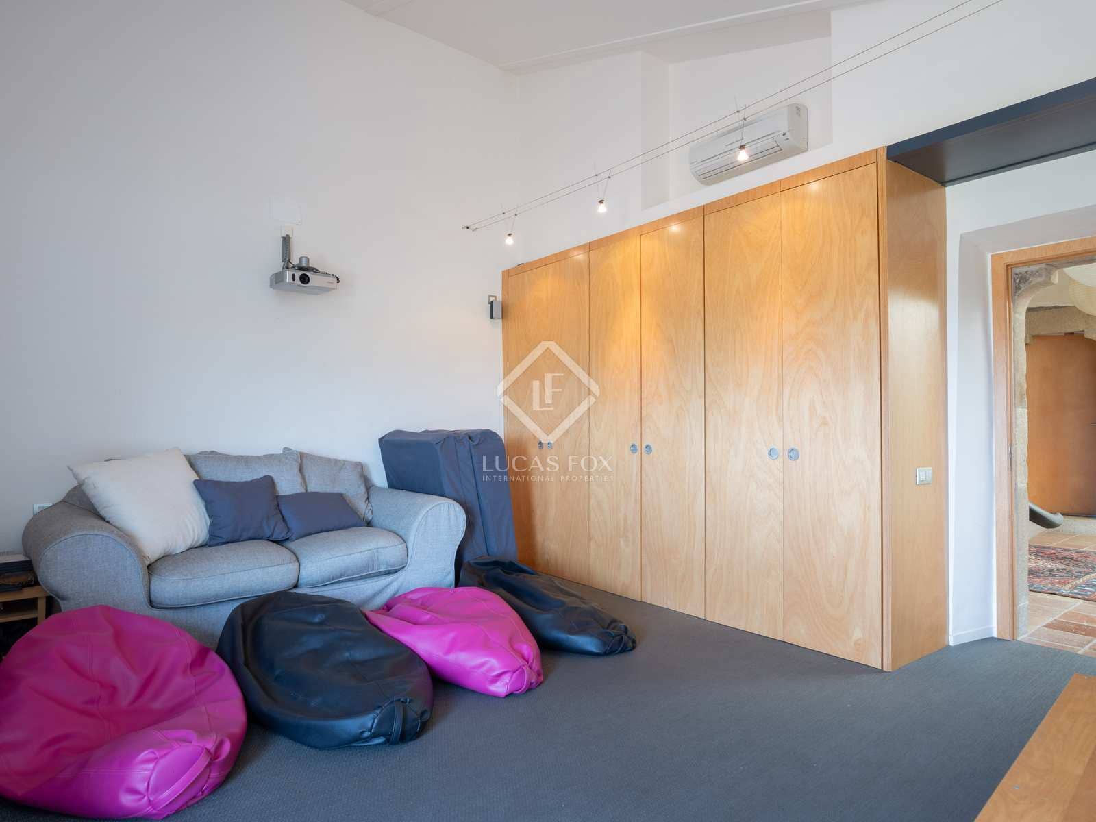 6 soveværelse Finca/Landehus til salg i Forallac med swimmingpool garage - € 4.900.000 (Ref: 7662623)