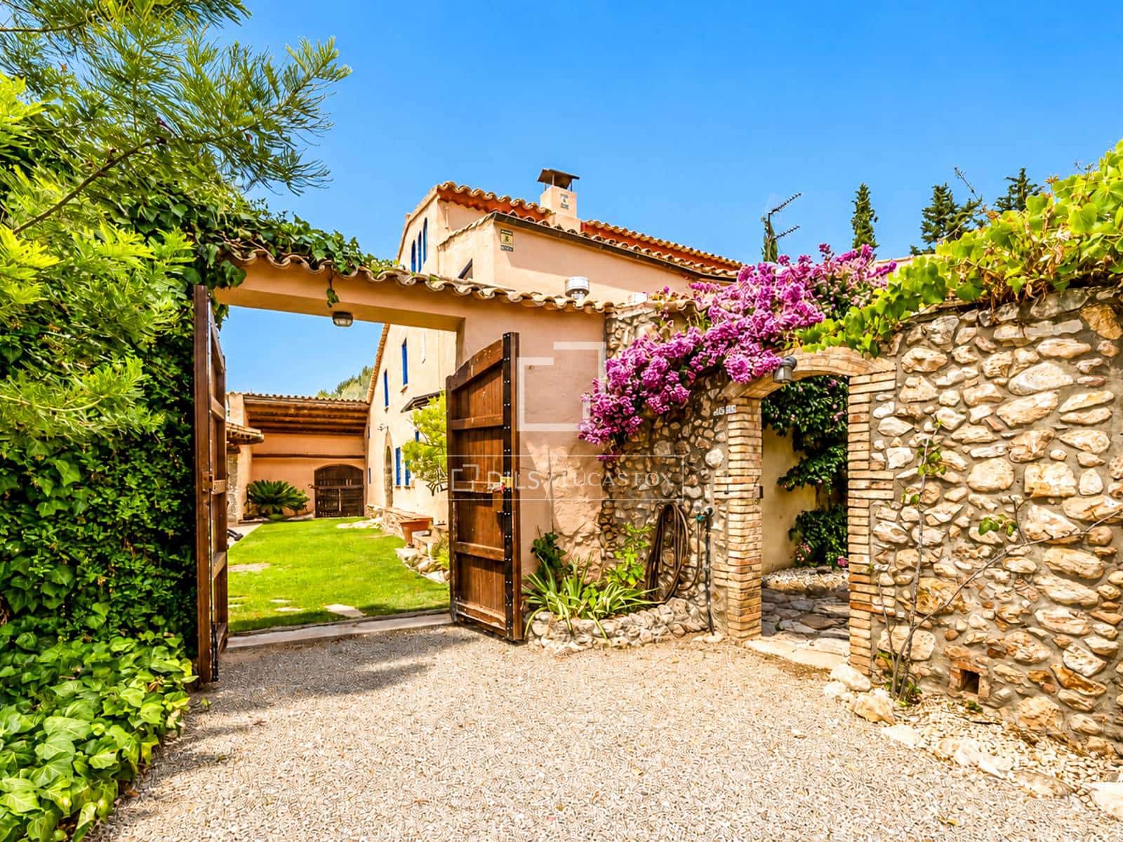 9 sypialnia Finka/Dom wiejski na sprzedaż w Torrelles de Foix z basenem garażem - 1 495 000 € (Ref: 7683196)
