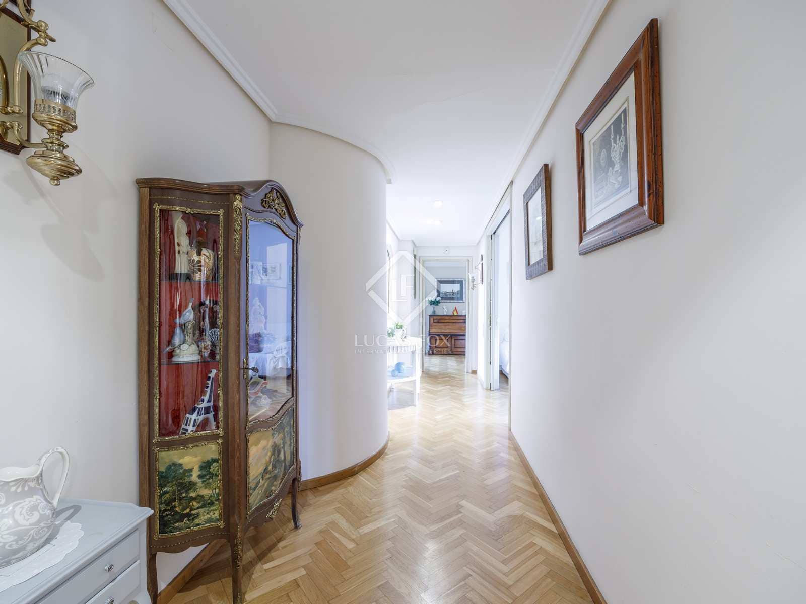 6 bedroom Villa for sale in Paterna with pool garage - € 1,200,000 (Ref: 7685369)