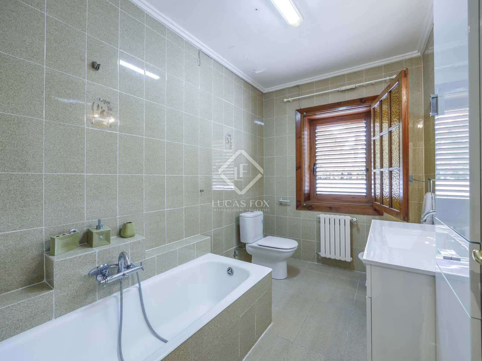 6 bedroom Villa for sale in Paterna with pool garage - € 1,200,000 (Ref: 7685369)