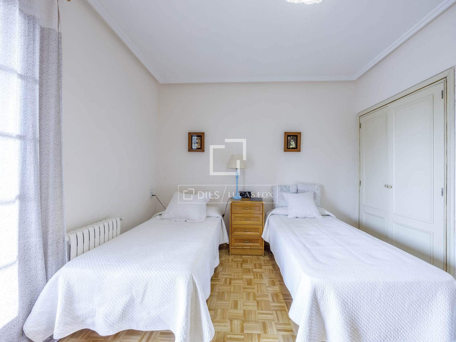 6 bedroom Villa for sale in Paterna with pool garage - € 1,200,000 (Ref: 7685369)