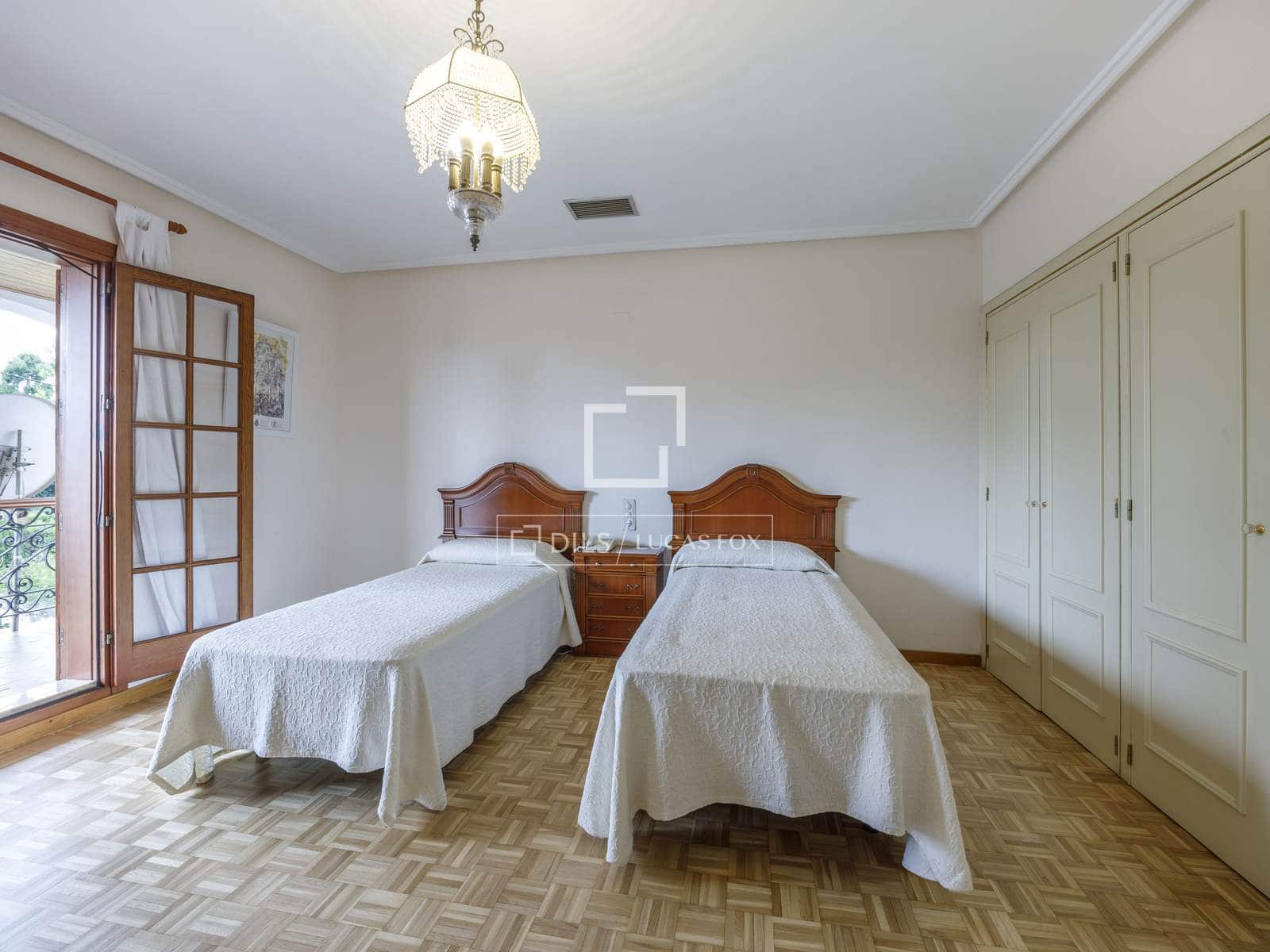 6 bedroom Villa for sale in Paterna with pool garage - € 1,200,000 (Ref: 7685369)