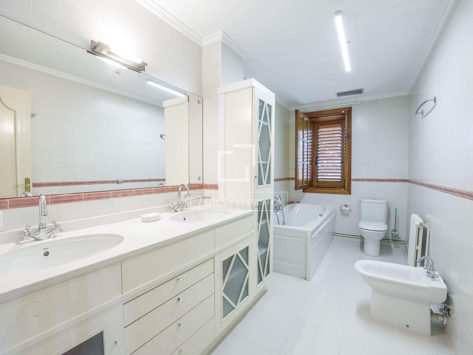 6 bedroom Villa for sale in Paterna with pool garage - € 1,200,000 (Ref: 7685369)