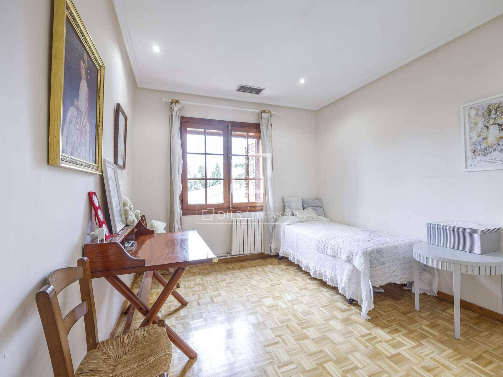 6 bedroom Villa for sale in Paterna with pool garage - € 1,200,000 (Ref: 7685369)