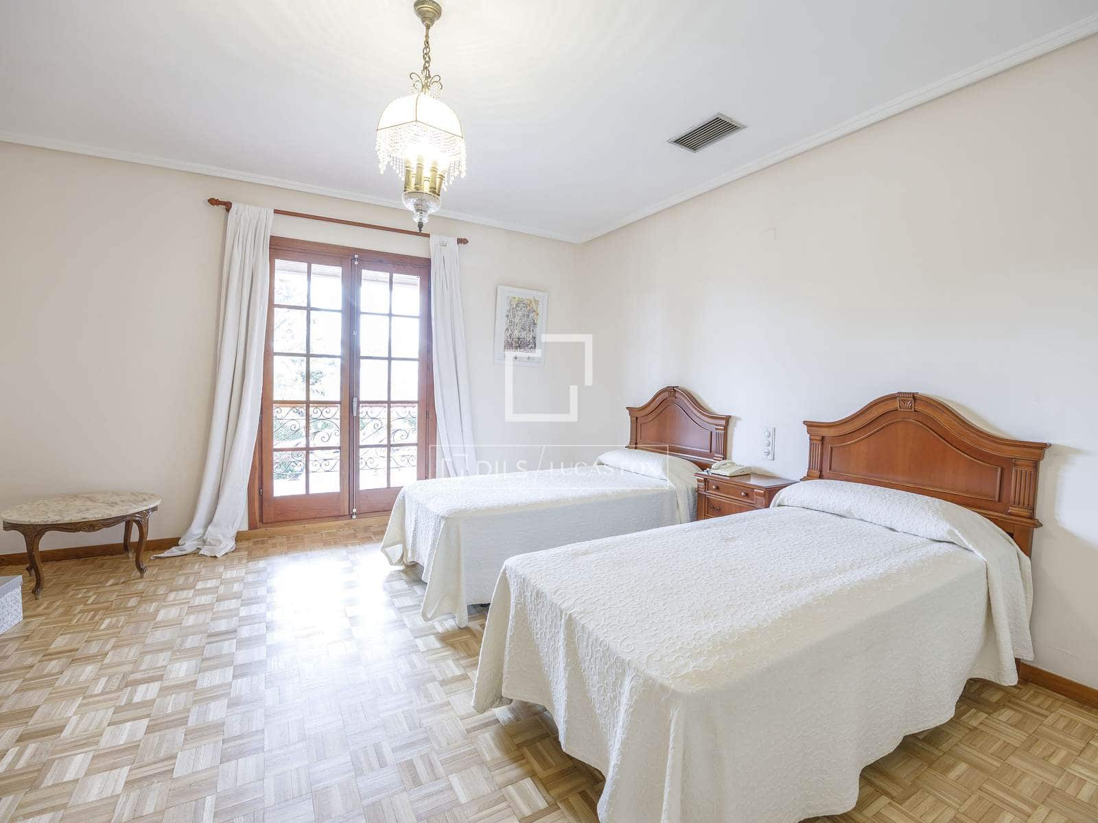 6 bedroom Villa for sale in Paterna with pool garage - € 1,200,000 (Ref: 7685369)