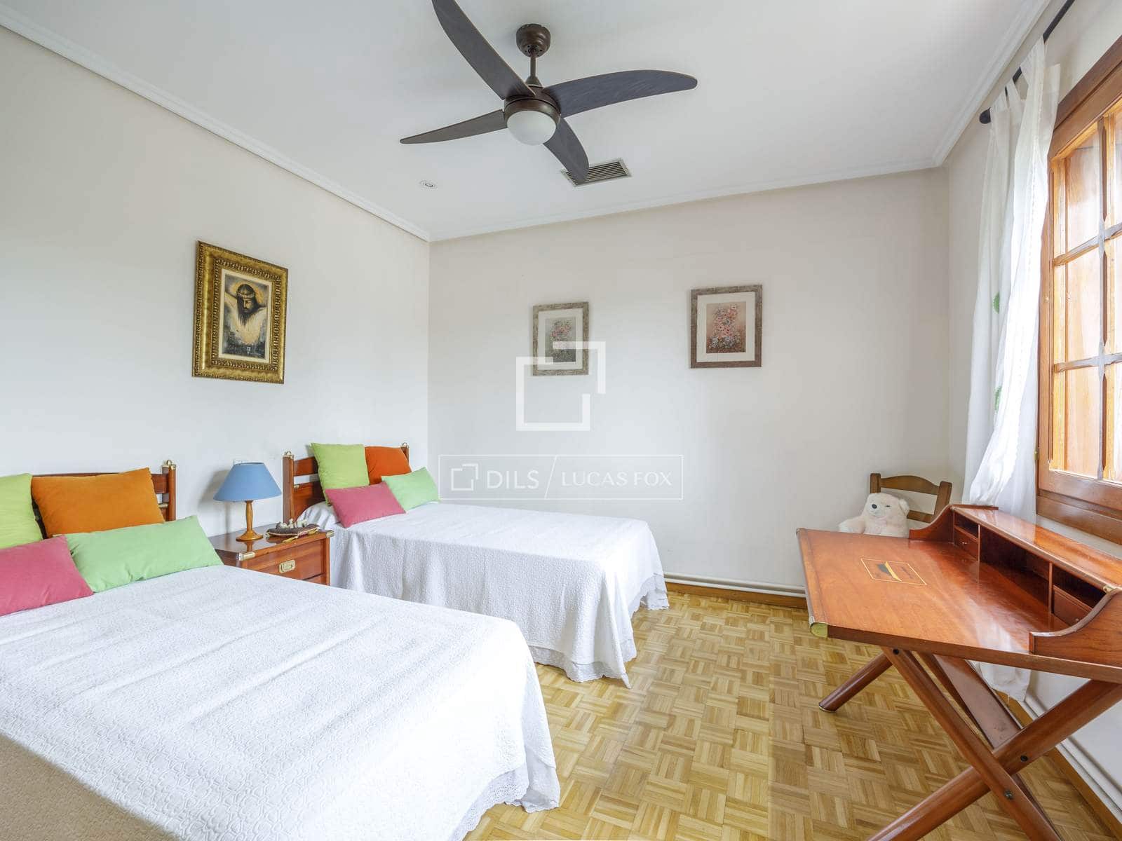 6 bedroom Villa for sale in Paterna with pool garage - € 1,200,000 (Ref: 7685369)