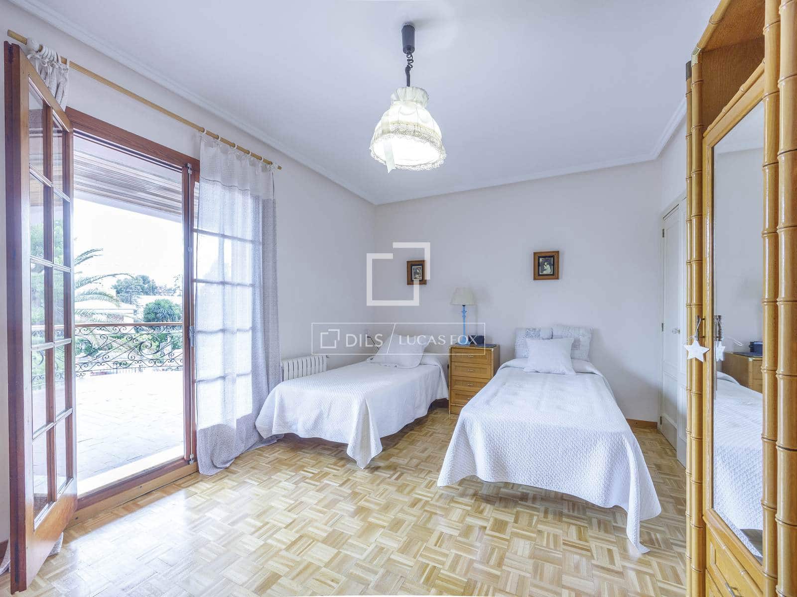 6 bedroom Villa for sale in Paterna with pool garage - € 1,200,000 (Ref: 7685369)