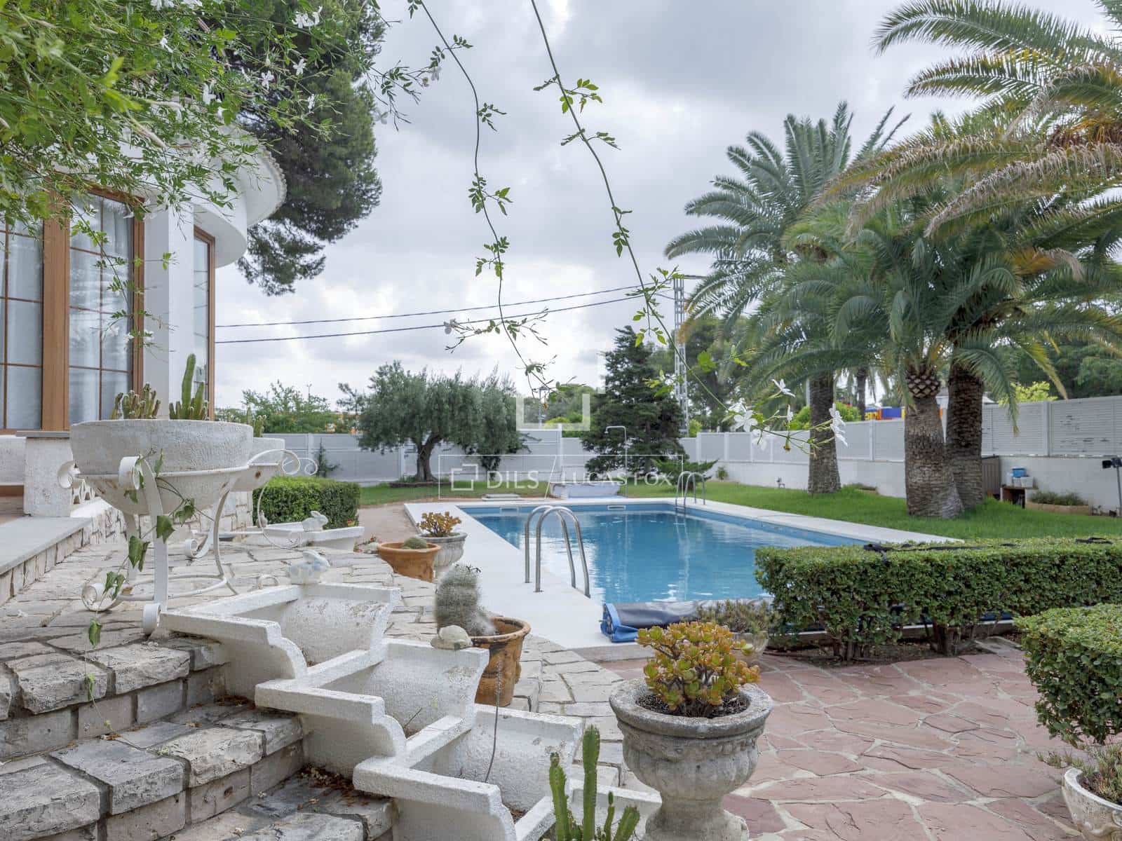 6 bedroom Villa for sale in Paterna with pool garage - € 1,200,000 (Ref: 7685369)