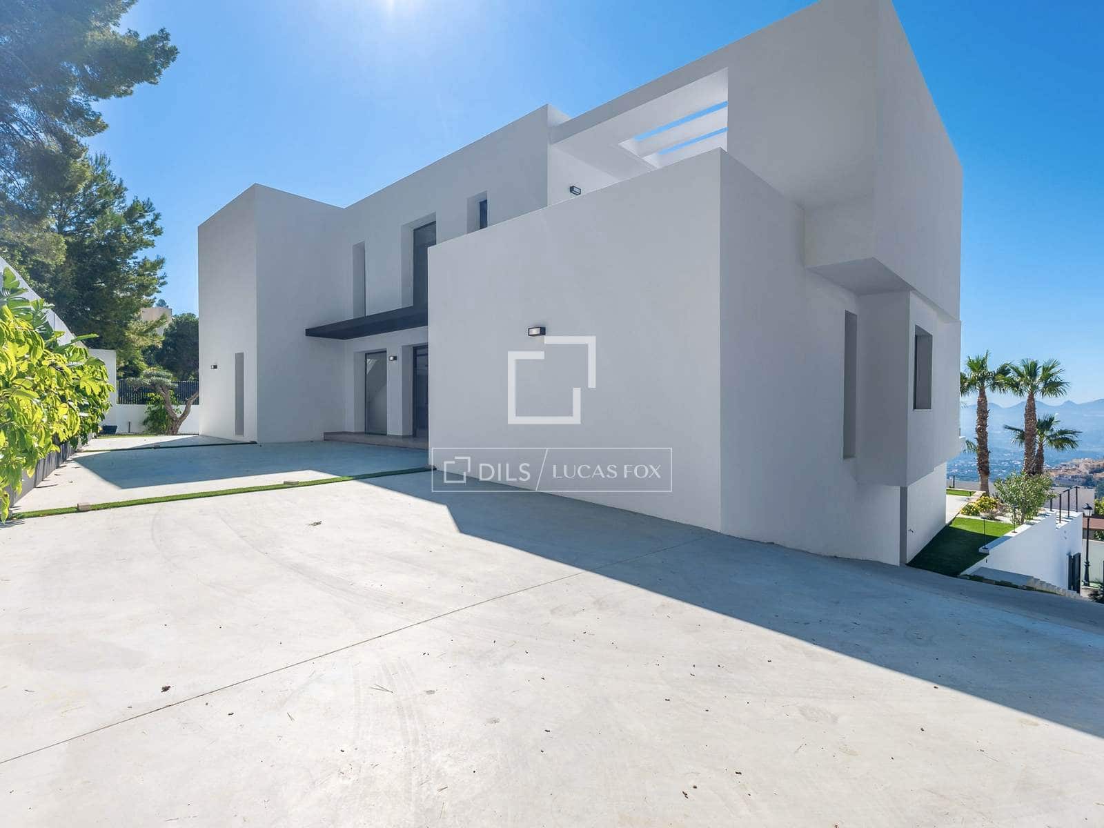 5 bedroom Villa for sale in Altea with pool garage - € 2,690,000 (Ref: 7694490)