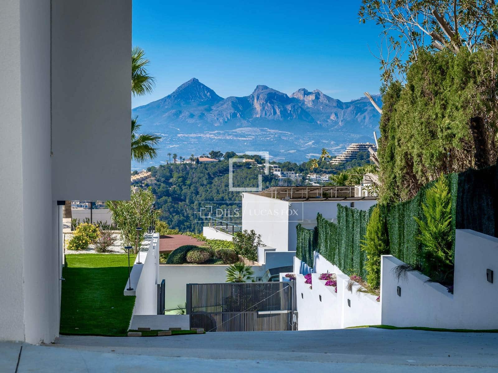 5 bedroom Villa for sale in Altea with pool garage - € 2,690,000 (Ref: 7694490)