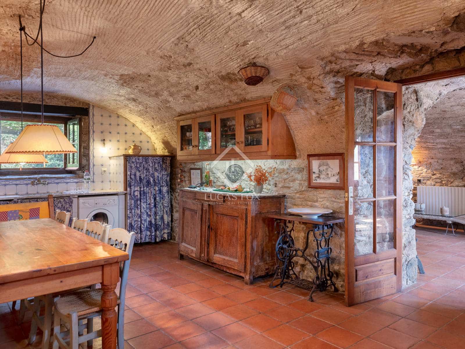 4 soveværelse Finca/Landehus til salg i Flaca med swimmingpool garage - € 850.000 (Ref: 7713954)