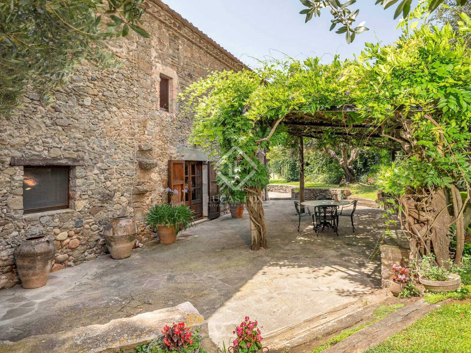 4 soveværelse Finca/Landehus til salg i Flaca med swimmingpool garage - € 850.000 (Ref: 7713954)