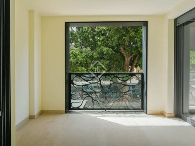 Kommersiell til salgs i Málaga by med garasje - € 855 000 (Ref: 7716598)