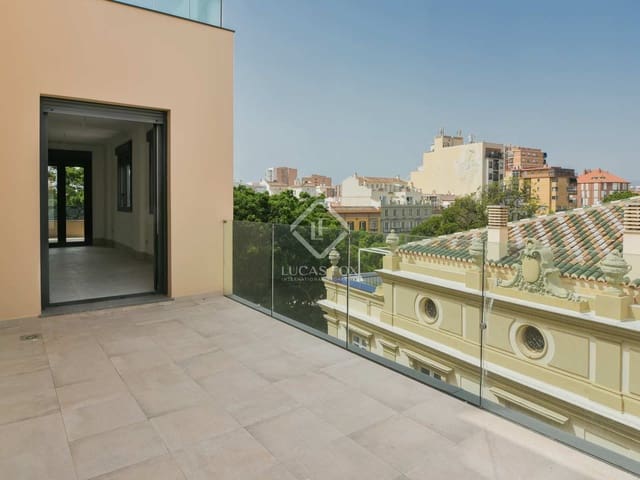 Kommersiell til salgs i Málaga by med garasje - € 855 000 (Ref: 7716598)