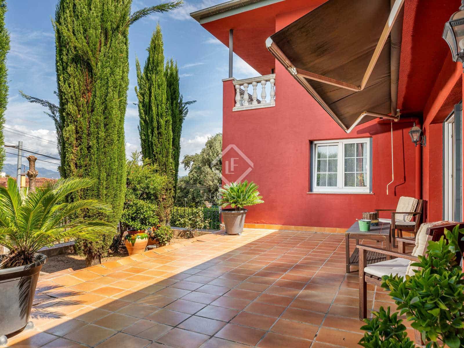 5 soveværelse Villa til salg i Girona by med swimmingpool garage - € 1.090.000 (Ref: 7726817)