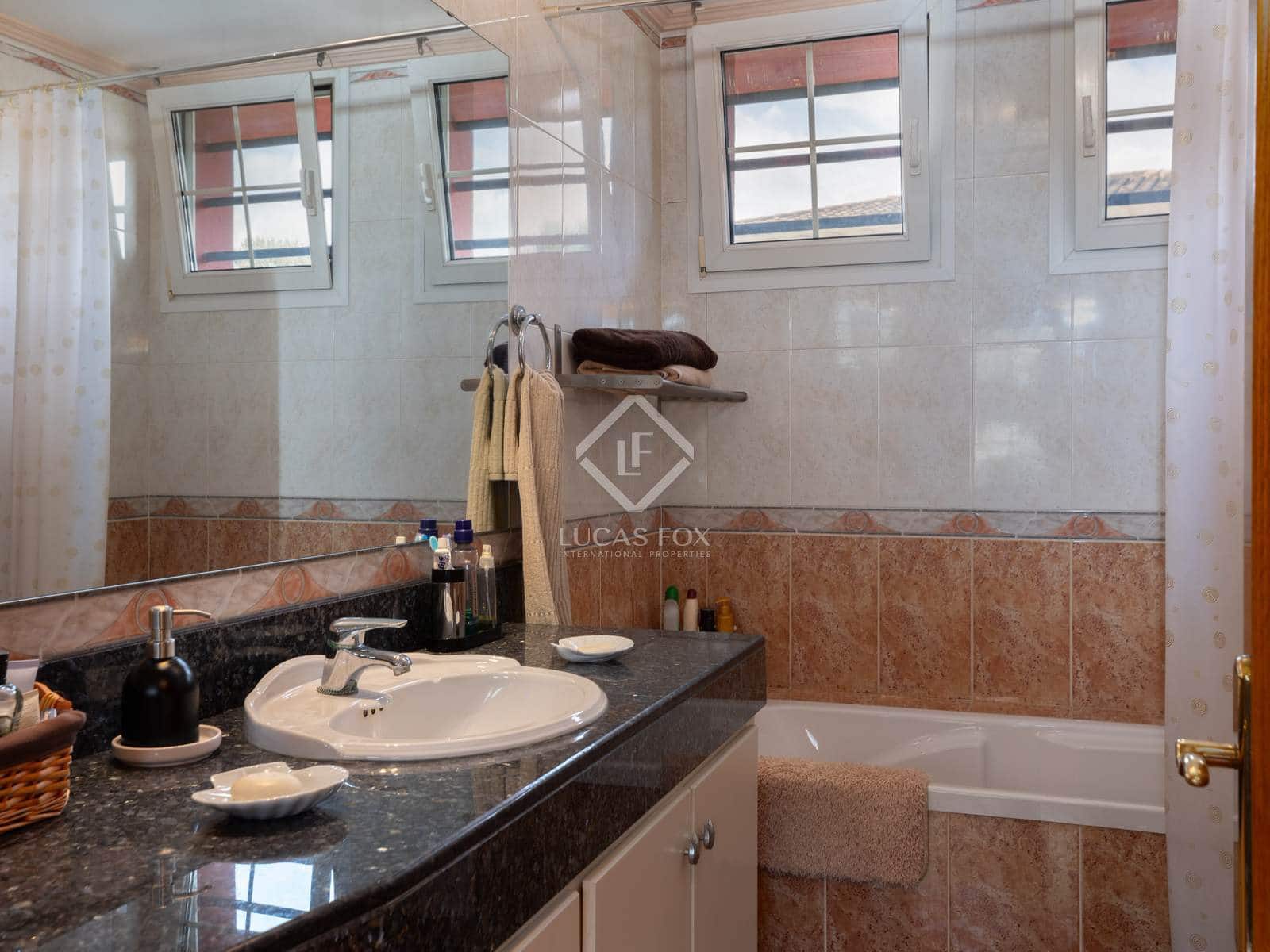 5 soveværelse Villa til salg i Girona by med swimmingpool garage - € 1.090.000 (Ref: 7726817)