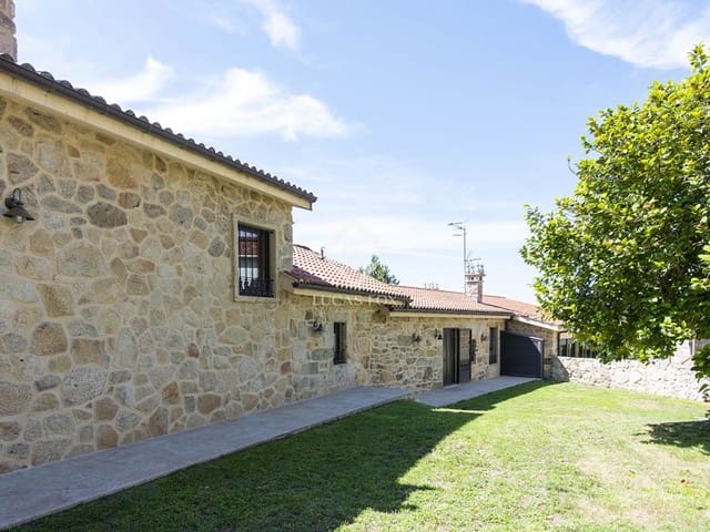 4 bedroom Villa for sale in Celanova with garage - € 660,000 (Ref: 7731738)