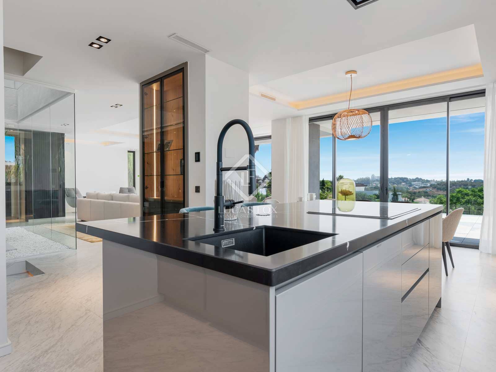 5 bedroom Villa for sale in Benahavis with pool garage - € 4,300,000 (Ref: 7748661)