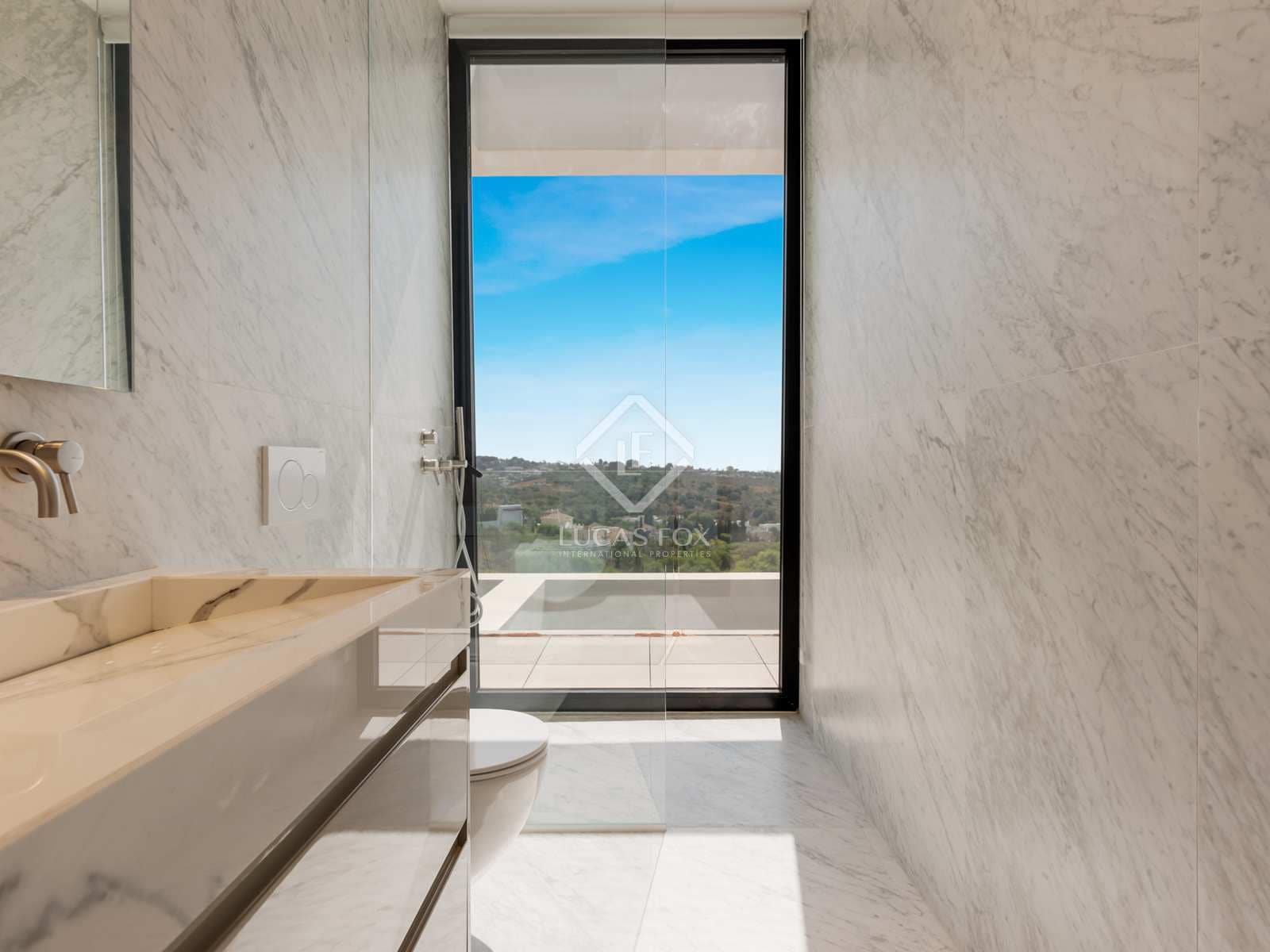 5 bedroom Villa for sale in Benahavis with pool garage - € 4,300,000 (Ref: 7748661)