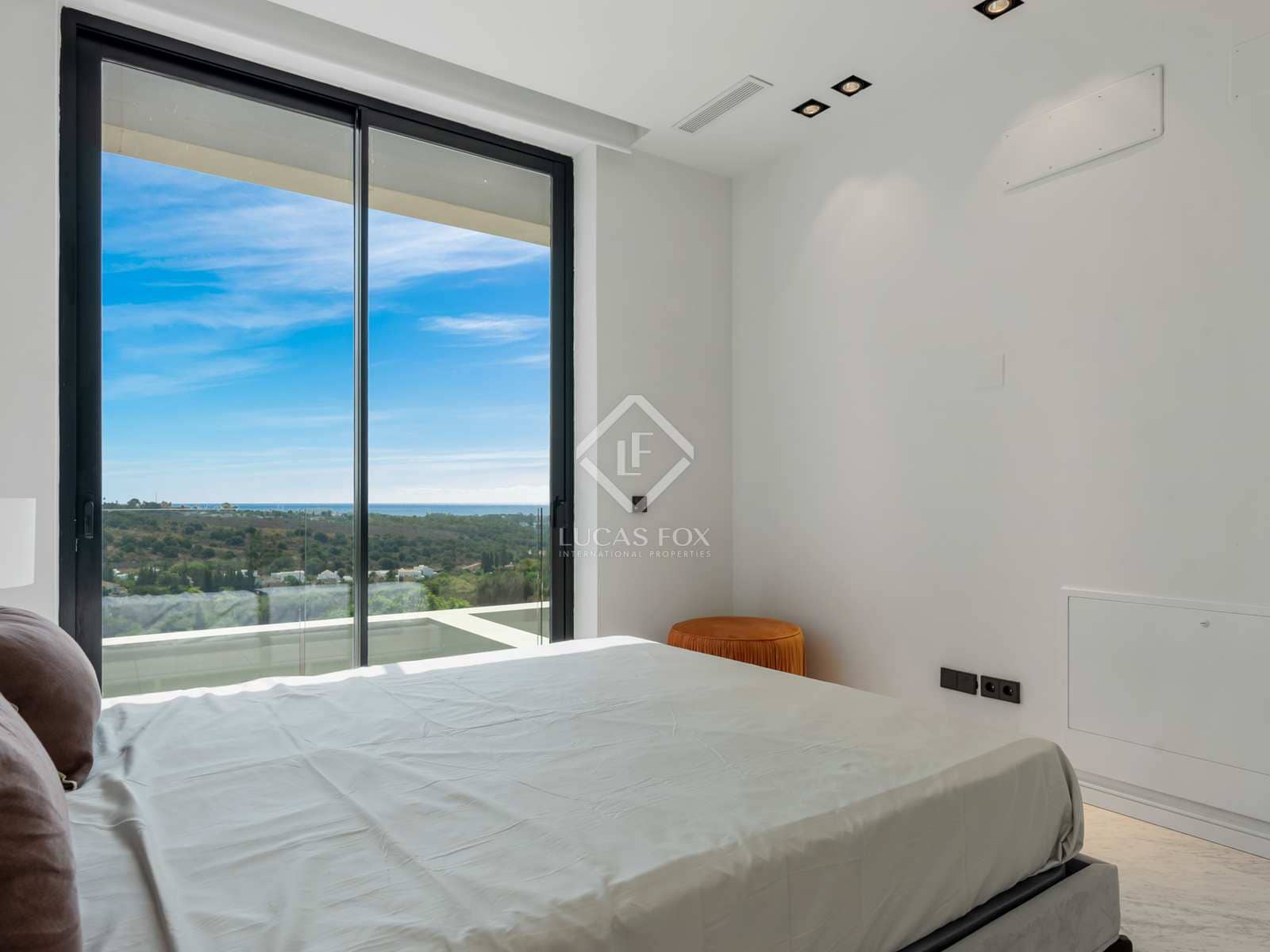 5 bedroom Villa for sale in Benahavis with pool garage - € 4,300,000 (Ref: 7748661)