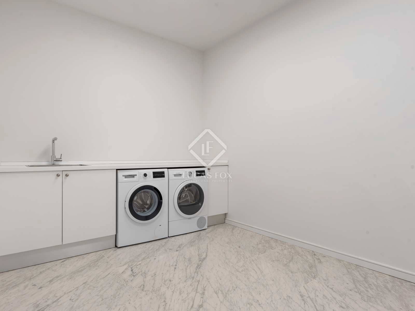 5 bedroom Villa for sale in Benahavis with pool garage - € 4,300,000 (Ref: 7748661)