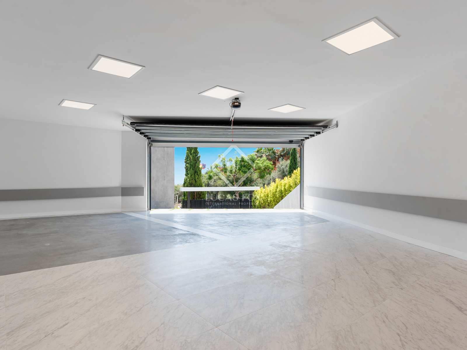 5 bedroom Villa for sale in Benahavis with pool garage - € 4,300,000 (Ref: 7748661)