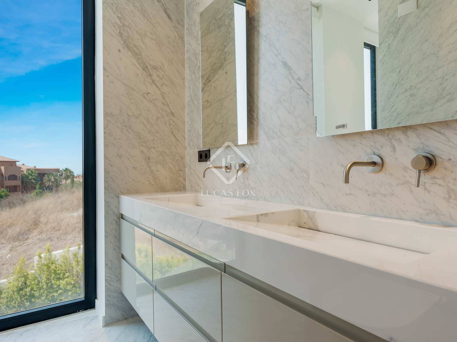 5 bedroom Villa for sale in Benahavis with pool garage - € 4,300,000 (Ref: 7748661)