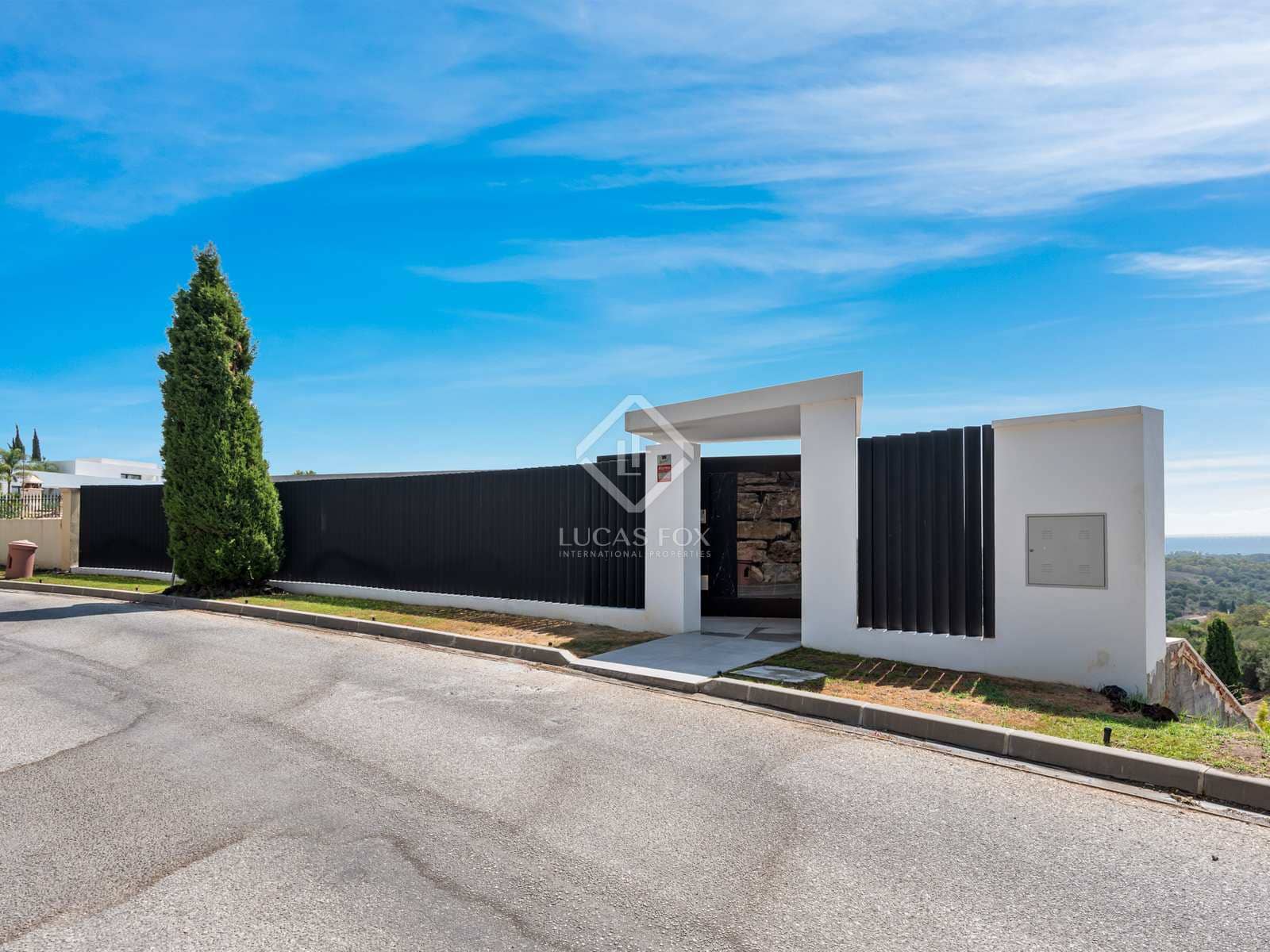 5 bedroom Villa for sale in Benahavis with pool garage - € 4,300,000 (Ref: 7748661)