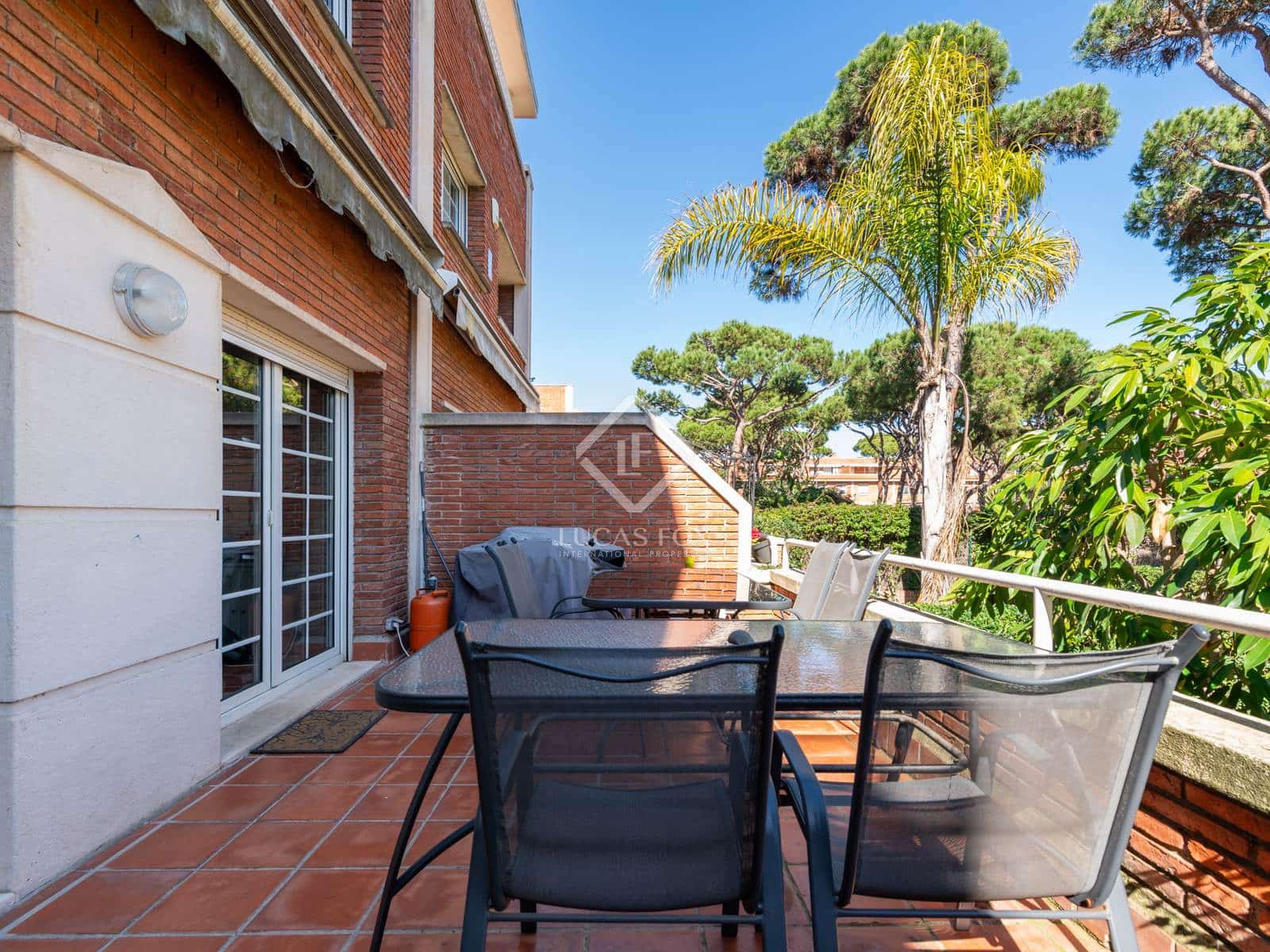 5 soveværelse Villa til salg i Gava med swimmingpool garage - € 1.195.000 (Ref: 7972003)