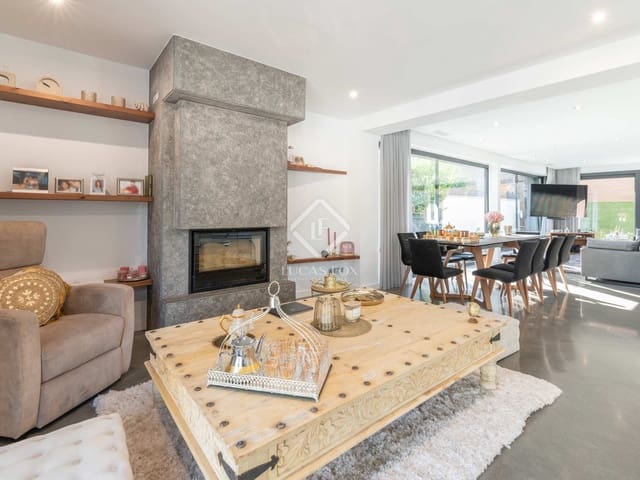 5 bedroom Villa for sale in Castelldefels with pool garage - € 2,400,000 (Ref: 7972004)