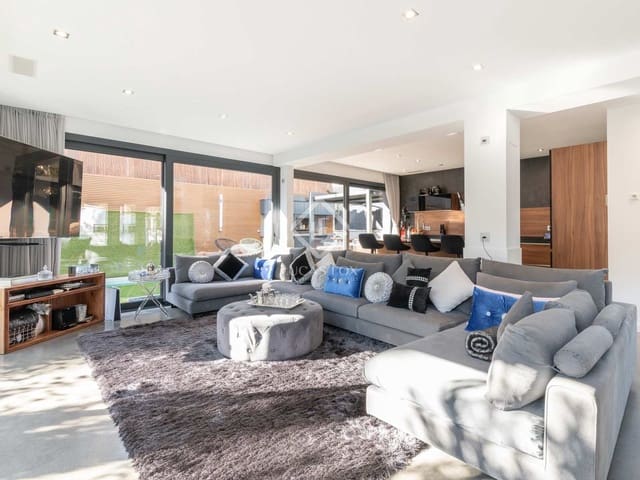 5 bedroom Villa for sale in Castelldefels with pool garage - € 2,400,000 (Ref: 7972004)