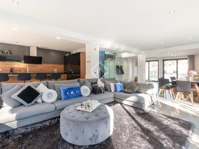 5 bedroom Villa for sale in Castelldefels with pool garage - € 2,400,000 (Ref: 7972004)