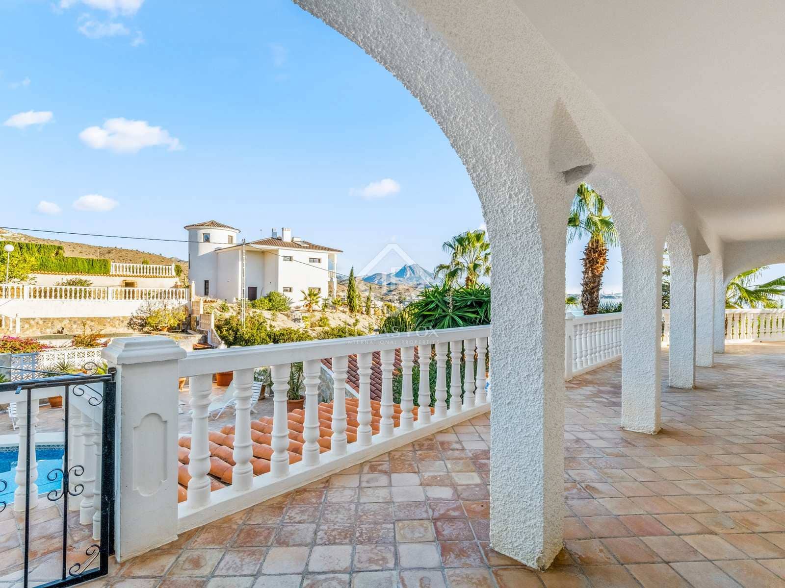 5 sypialnia Willa na sprzedaż w El Campello z basenem garażem - 2 000 000 € (Ref: 7977765)