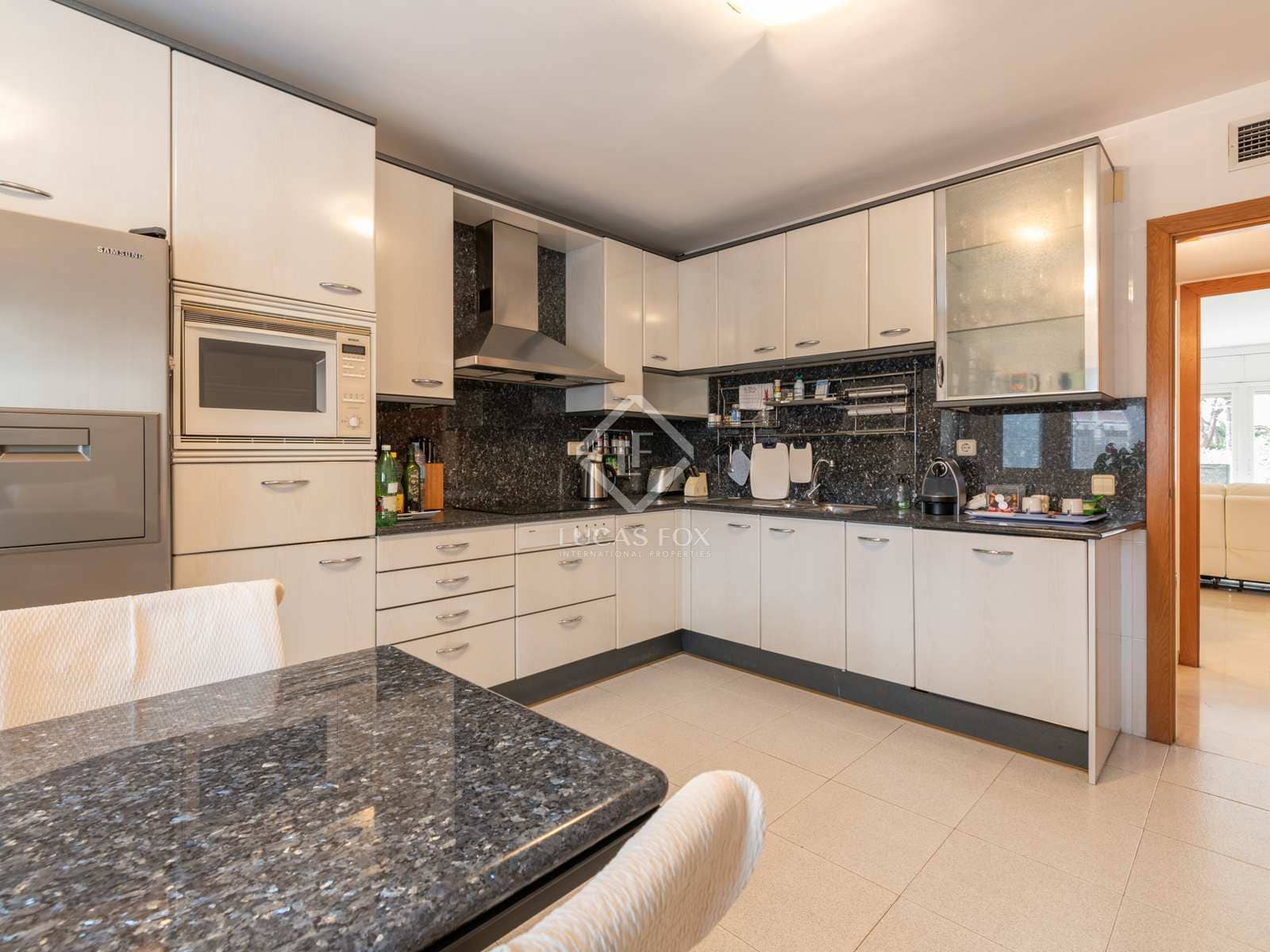 4 sypialnia Willa na sprzedaż w Gava z basenem garażem - 1 250 000 € (Ref: 7995262)