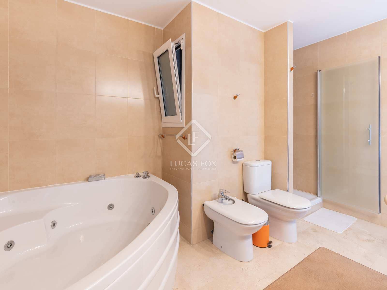 4 sypialnia Willa na sprzedaż w Gava z basenem garażem - 1 250 000 € (Ref: 7995262)