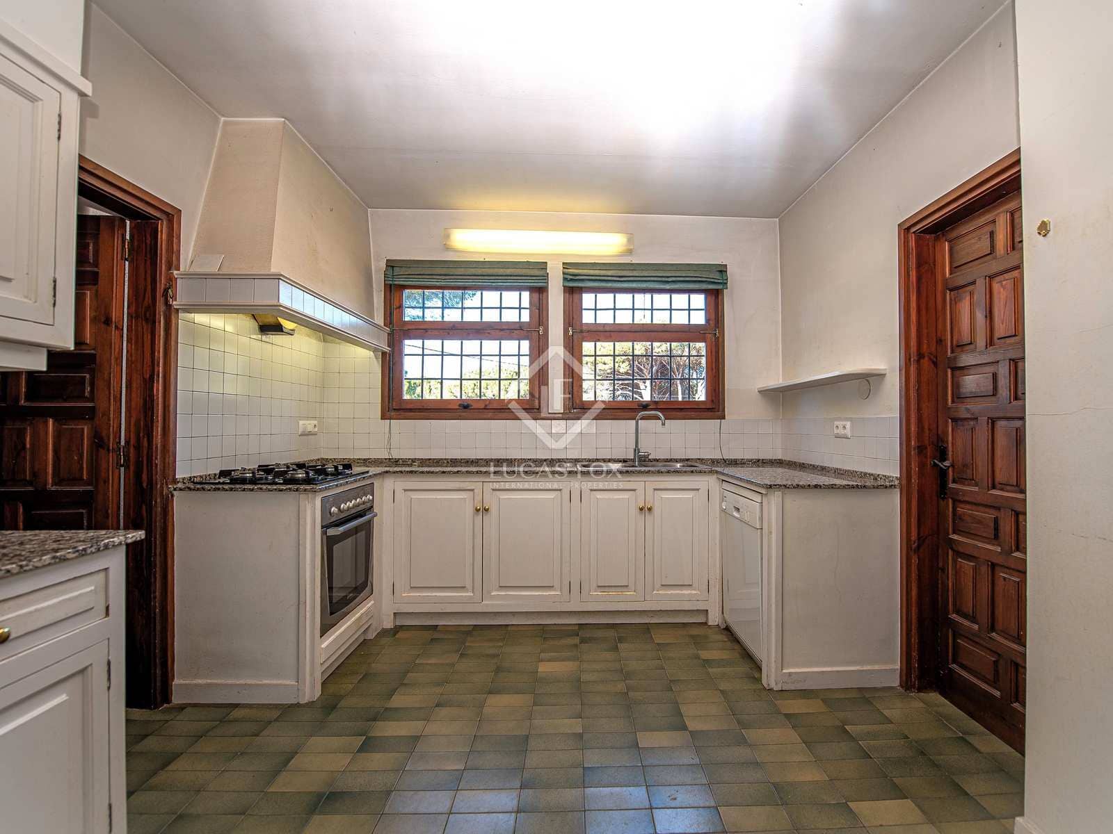 4 soveværelse Villa til salg i Santa Cristina d'Aro med swimmingpool garage - € 899.000 (Ref: 7995271)