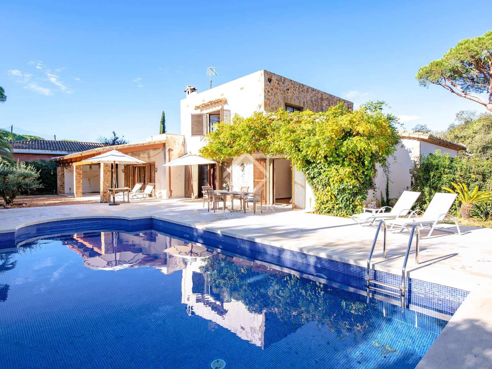 4 soveværelse Villa til salg i Santa Cristina d'Aro med swimmingpool garage - € 899.000 (Ref: 7995271)