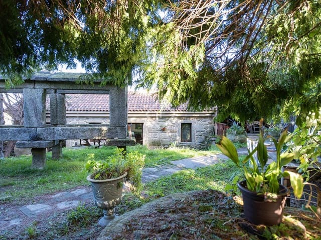 5 bedroom Villa for sale in Gondomar with garage - € 475,000 (Ref: 8038969)