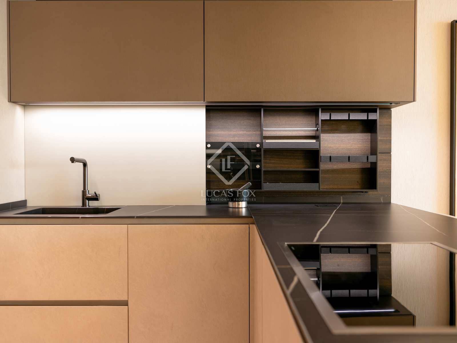 2 chambre Appartement à vendre à Estepona avec piscine garage - 2 490 000 € (Ref: 8086082)