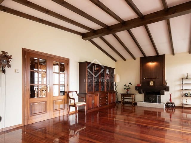 4 bedroom Villa for sale in Tui with garage - € 415,000 (Ref: 8102075)