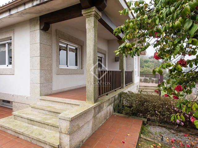 4 bedroom Villa for sale in Tui with garage - € 415,000 (Ref: 8102075)