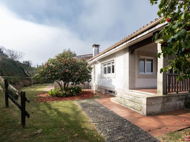 4 bedroom Villa for sale in Tui with garage - € 415,000 (Ref: 8102075)