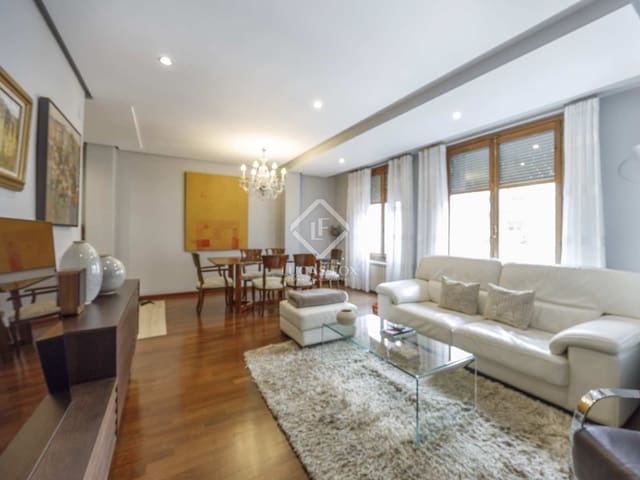 Apartamento de 3 habitaciones en València ciudad en alquiler - 1.900 € (Ref: 8118650)