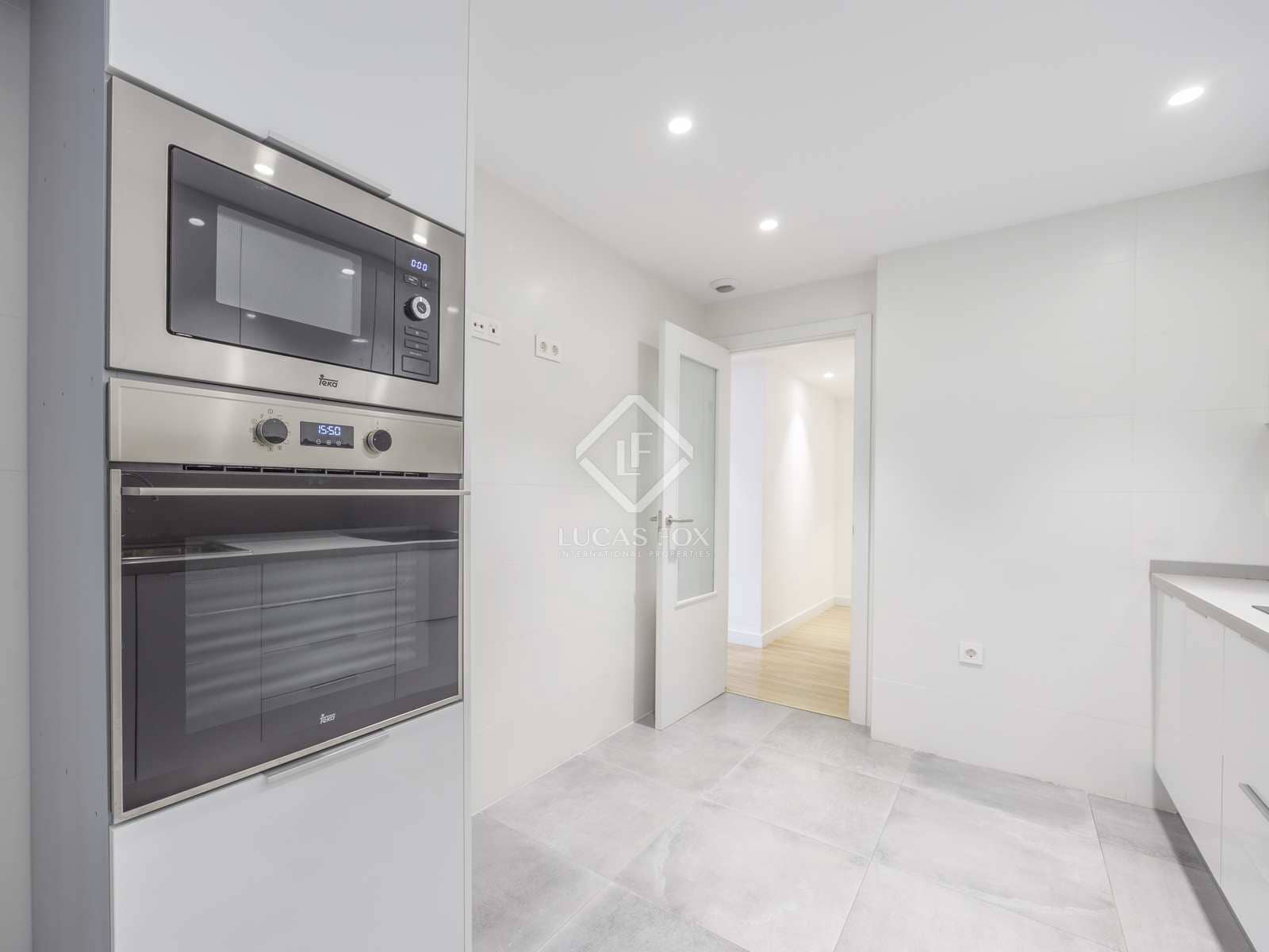 2 bedroom Apartment for rent in Valencia city with garage - € 2,000 (Ref: 8125281)