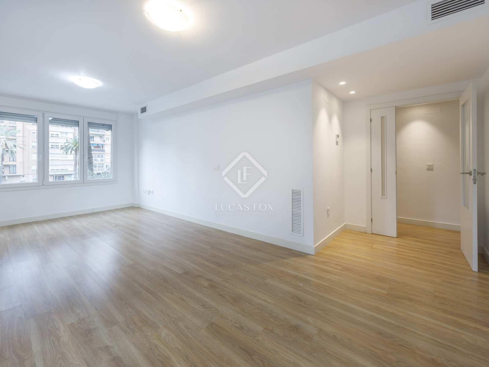 2 bedroom Apartment for rent in Valencia city with garage - € 2,000 (Ref: 8125281)