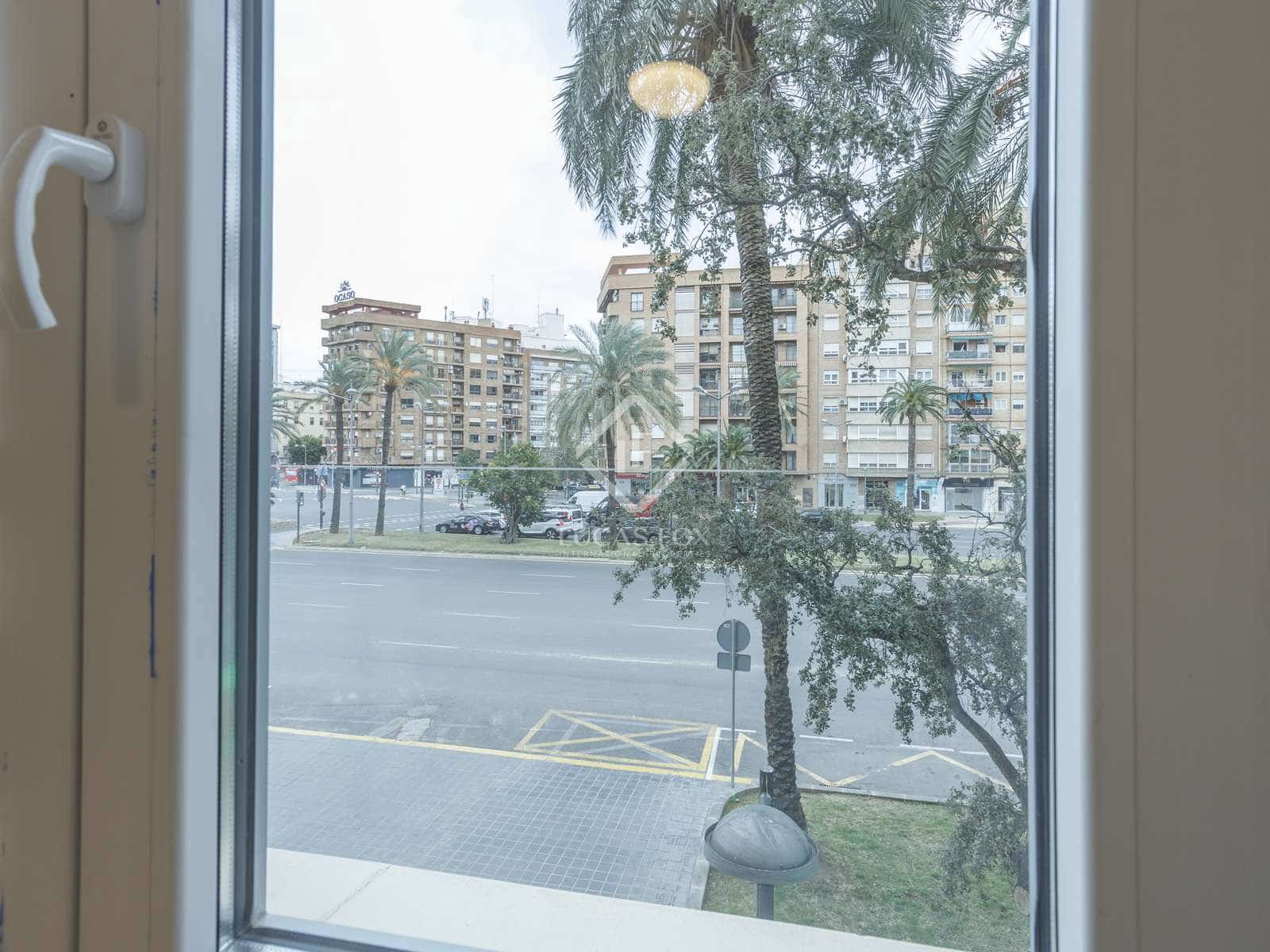 2 bedroom Apartment for rent in Valencia city with garage - € 2,000 (Ref: 8125281)