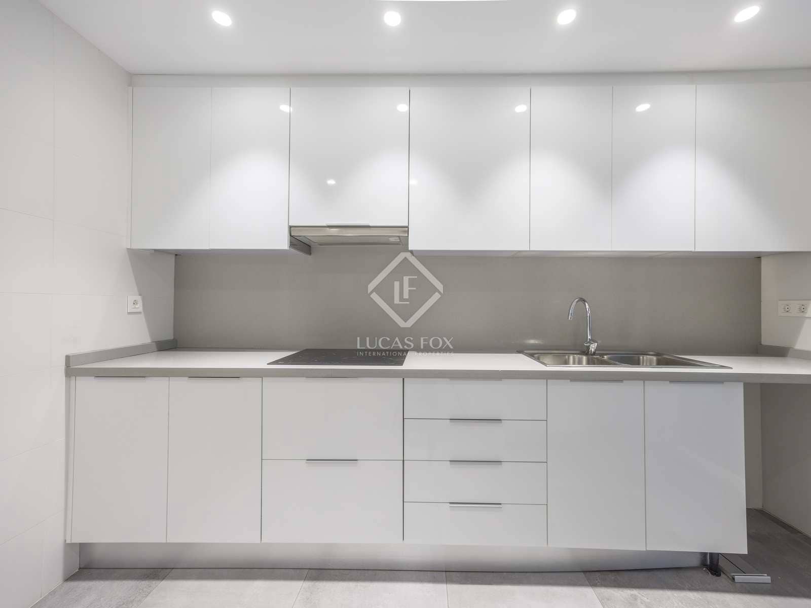 2 bedroom Apartment for rent in Valencia city with garage - € 2,000 (Ref: 8125281)