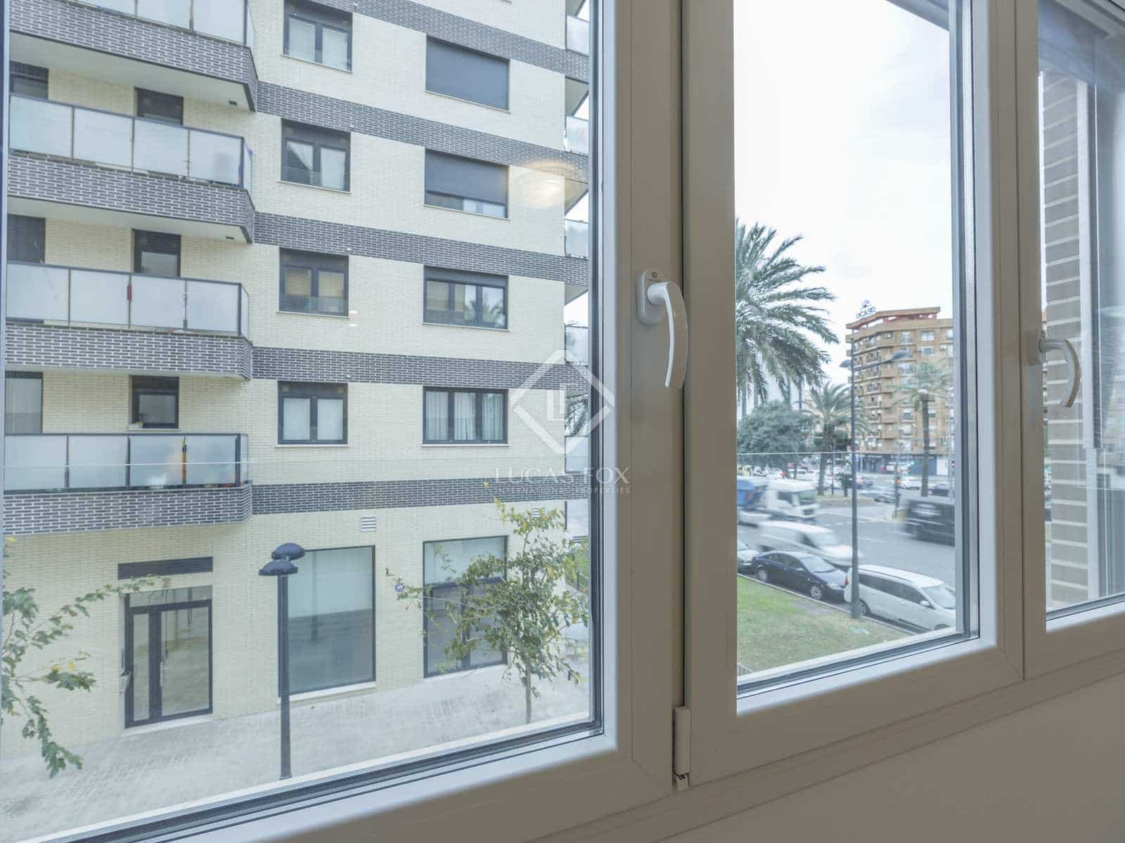 2 bedroom Apartment for rent in Valencia city with garage - € 2,000 (Ref: 8125281)