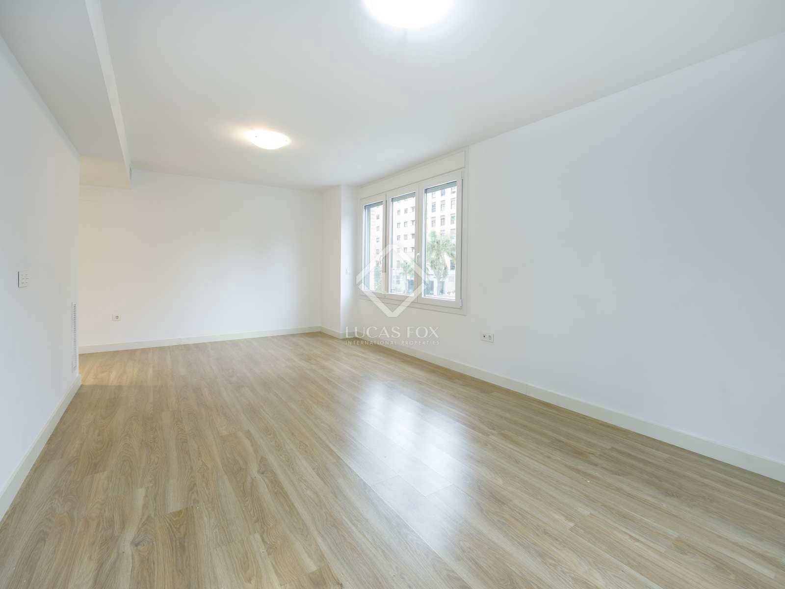 2 bedroom Apartment for rent in Valencia city with garage - € 2,000 (Ref: 8125281)