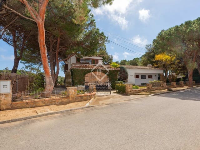 9 sypialnia Willa na sprzedaż w Lloret de Mar z basenem garażem - 900 000 € (Ref: 8182650)